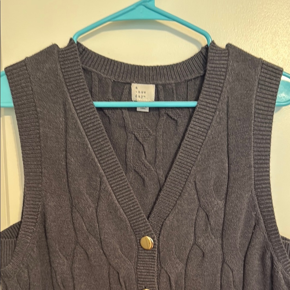 a new day Target grey cable knit sweater vest top. Gold tone buttons. Large